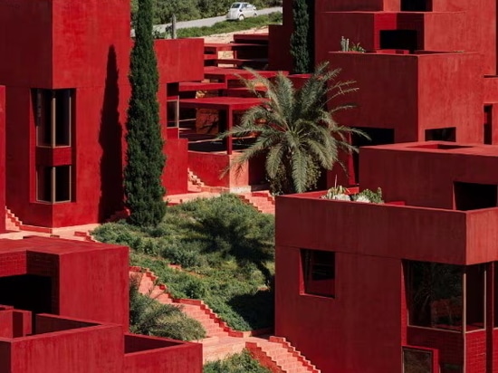 There is a “new” Muralla Roja, and it’s in Albania