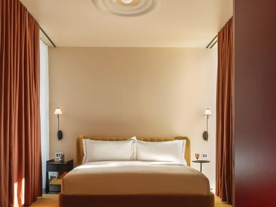 The 71 guest rooms and suites feature marble-floored bathrooms and warm color palettes.