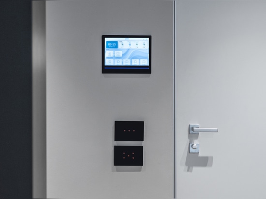 AVE home automation in a seaside apartment: design, comfort, and technology