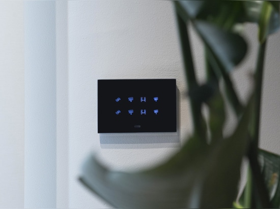 AVE home automation in a seaside apartment: design, comfort, and technology