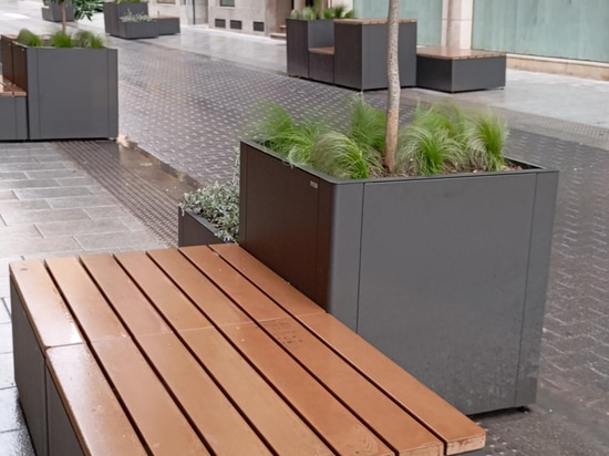 Osaka Bench and Planter in Elda