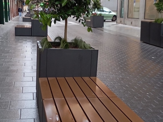 Osaka Bench and Planter in Elda