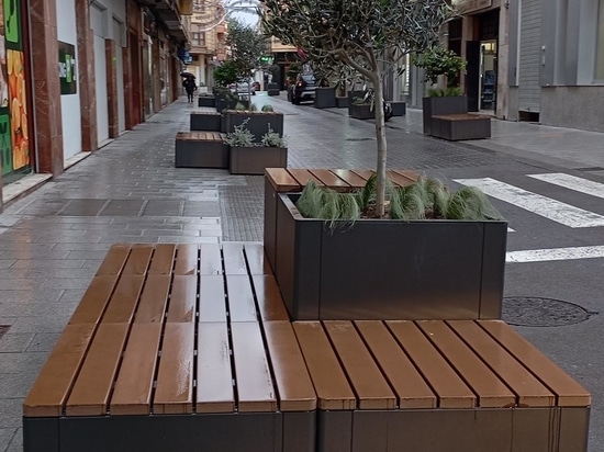 Osaka Bench and Planter in Elda