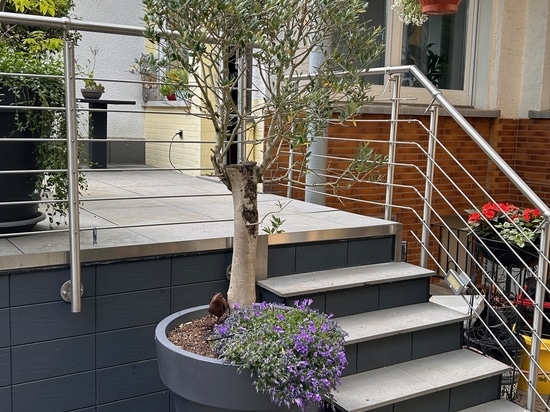Urban Elegance in Monochrome: Oversized Planters for Modern Cityscapes
