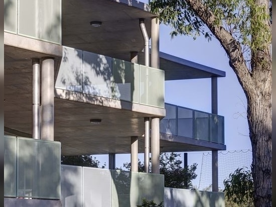 With minimal intervention, the addition of the pale blue and green verandah delivered necessary amenity and circulation, and provided a facelift.