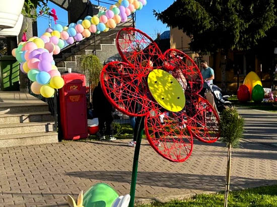 Lightweight Urban Sculptures: Terra Introduces Fiberglass Openwork for Seasonal Public Design