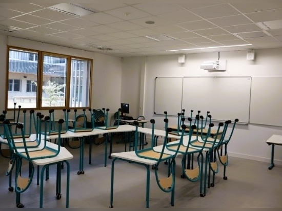 Picture lighting for classrooms