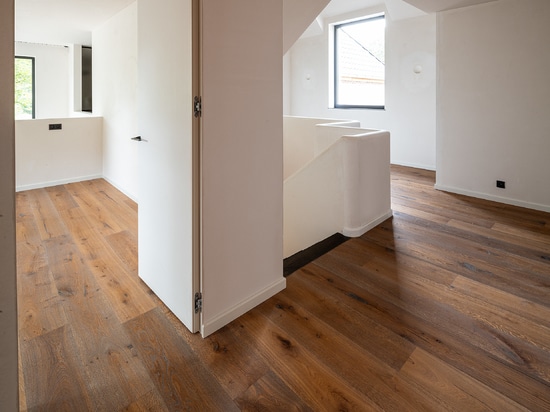 Dennebos Flooring reclaimed oak flooring in R.08 color