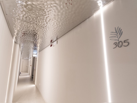 Sculpted ceiling: every corner invites you to explore.