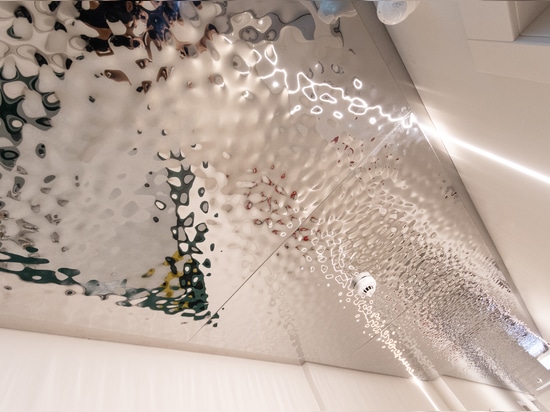 Sculpted ceiling: every corner invites you to explore.