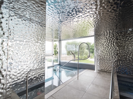 Light-sculpted reflections shaping an atmosphere of complete relaxation.