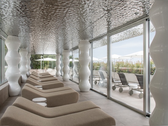 Light-sculpted reflections shaping an atmosphere of complete relaxation.