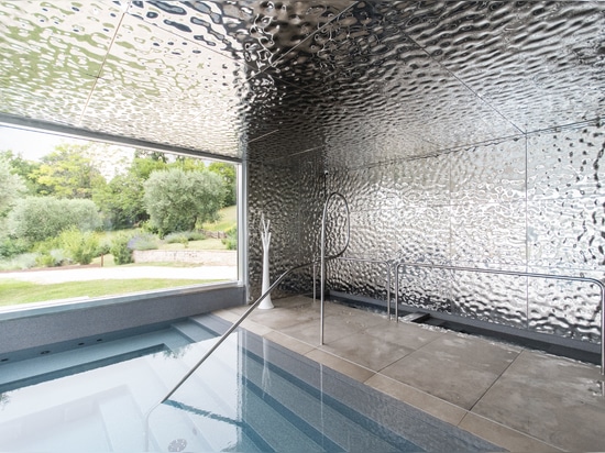 Light-sculpted reflections shaping an atmosphere of complete relaxation.