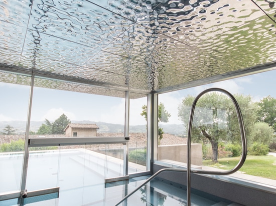 Light-sculpted reflections shaping an atmosphere of complete relaxation.