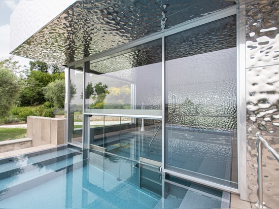 Light-sculpted reflections shaping an atmosphere of complete relaxation.