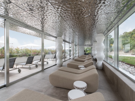 Light-sculpted reflections shaping an atmosphere of complete relaxation.