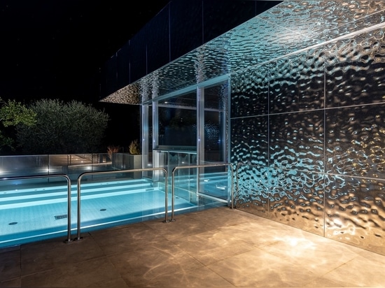 Light-sculpted reflections shaping an atmosphere of complete relaxation.