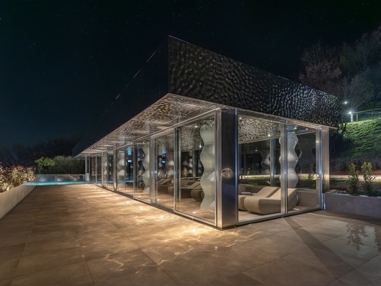 Light-sculpted reflections shaping an atmosphere of complete relaxation.