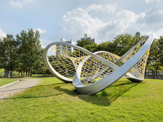 A twisted trefoil knot sculpture has arrived in this urban park