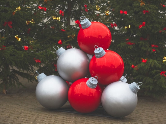 Pyramids made of baubles: spectacular Christmas decorations for public spaces and not only
