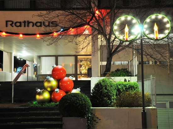 Pyramids made of baubles: spectacular Christmas decorations for public spaces and not only