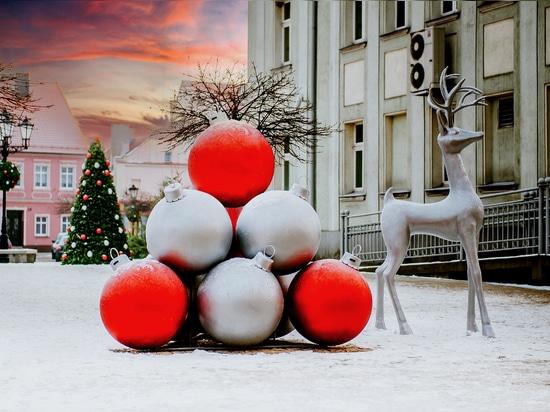 Pyramids made of baubles: spectacular Christmas decorations for public spaces and not only
