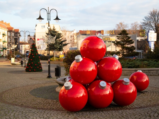 Pyramids made of baubles: spectacular Christmas decorations for public spaces and not only