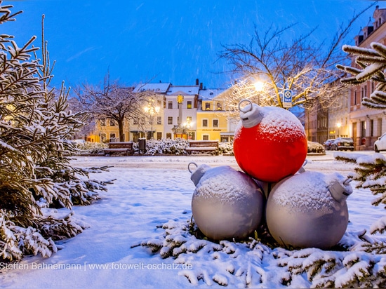 Pyramids made of baubles: spectacular Christmas decorations for public spaces and not only