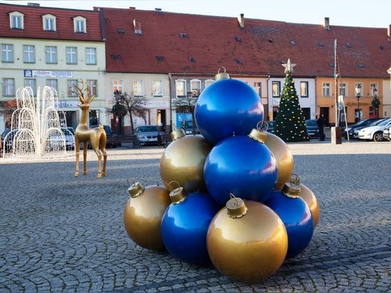 Pyramids made of baubles: spectacular Christmas decorations for public spaces and not only