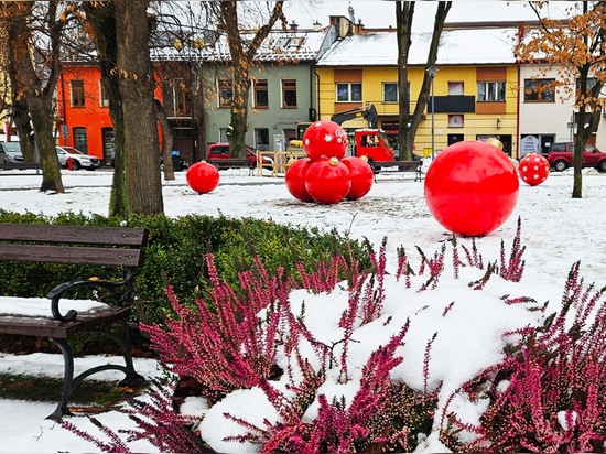 Pyramids made of baubles: spectacular Christmas decorations for public spaces and not only