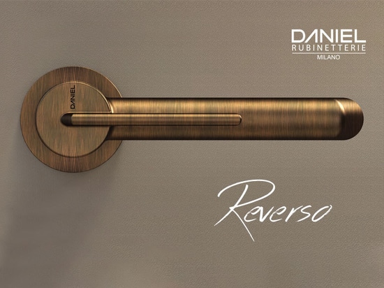 The lever, precision-milled and oriented in the opposite direction, becomes a distinctive and unmistakable signature.
