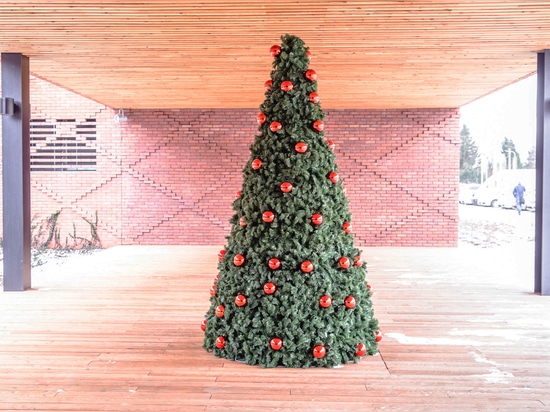 Christmas tree covers: a great idea for flower towers in winter