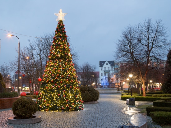 Christmas tree covers: a great idea for flower towers in winter