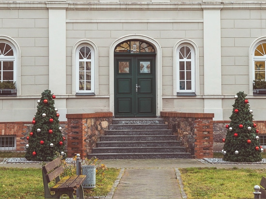 Christmas tree covers: a great idea for flower towers in winter