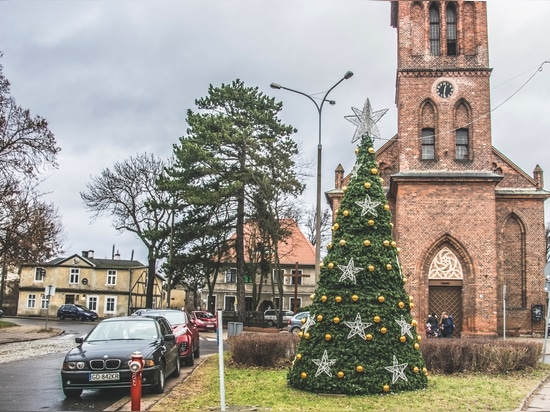 Christmas tree covers: a great idea for flower towers in winter