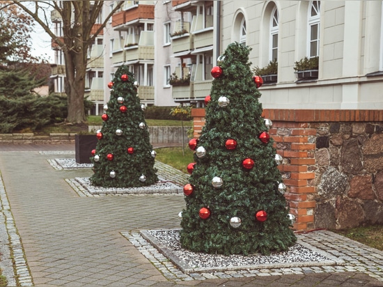 Christmas tree covers: a great idea for flower towers in winter