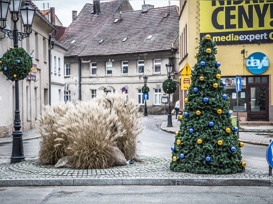 Christmas tree covers: a great idea for flower towers in winter