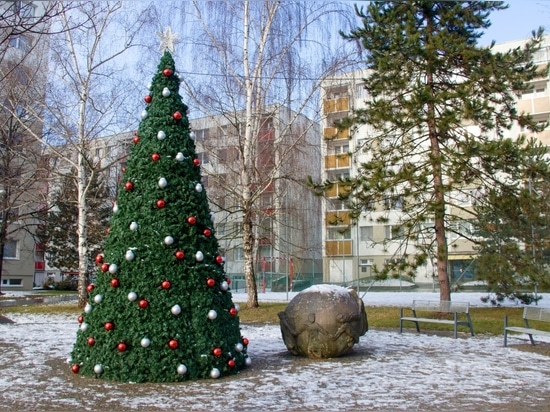 Christmas tree covers: a great idea for flower towers in winter