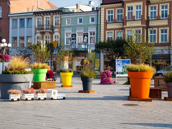 Urban pots and flower towers ideal for autumn arrangements