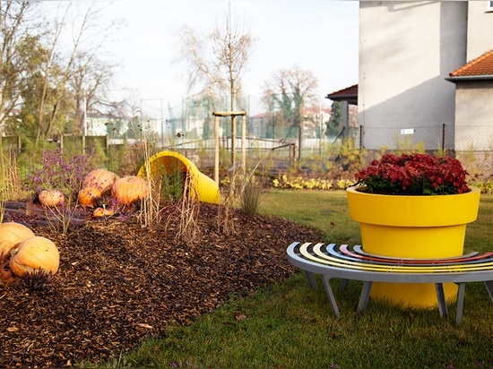 Urban pots and flower towers ideal for autumn arrangements