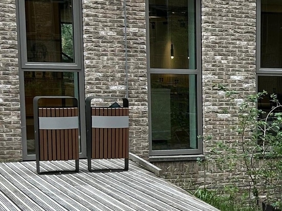 Málaga recycling bin with WPC (Wood Plastic Composite) synthetic wood slats and a galvanized steel frame in the courtyard of the World Trade Centre in the Netherlands.