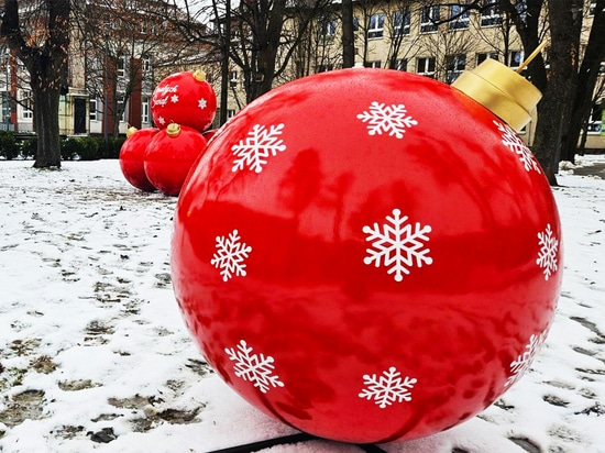 XXL baubles in urban spaces: an original decoration that delights