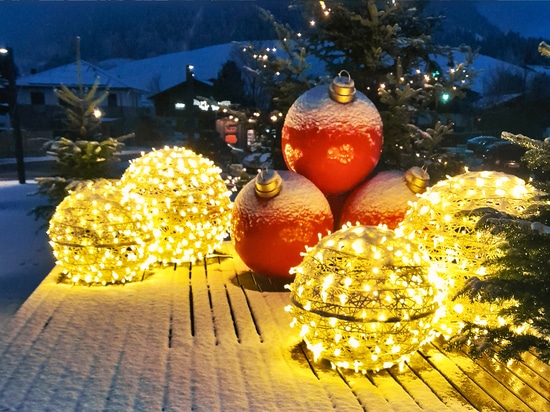 XXL baubles in urban spaces: an original decoration that delights