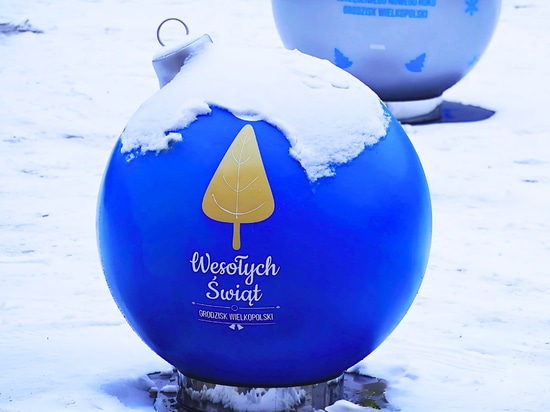 XXL baubles in urban spaces: an original decoration that delights