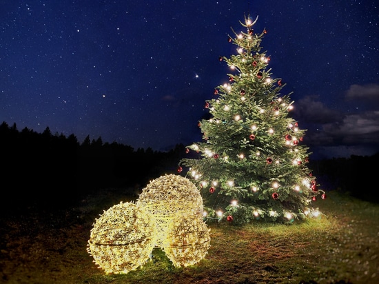 XXL baubles in urban spaces: an original decoration that delights