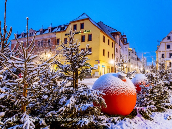 XXL baubles in urban spaces: an original decoration that delights