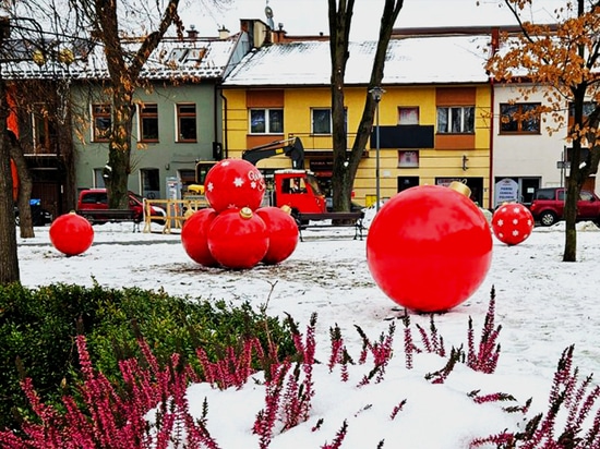 XXL baubles in urban spaces: an original decoration that delights