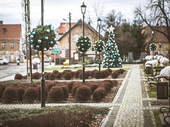 Openwork decorations and spruce balls for street lamps