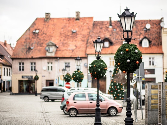 Openwork decorations and spruce balls for street lamps
