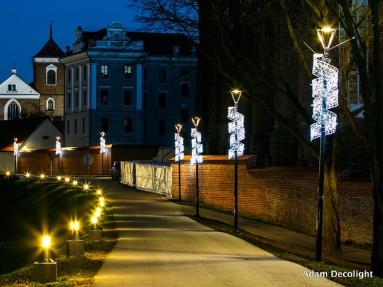 Openwork decorations and spruce balls for street lamps
